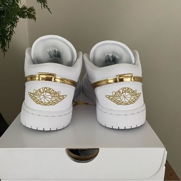 NIB Jordan 1 Low - Picture 4 of 8